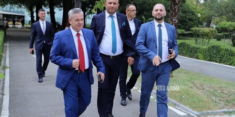 Opozita paralamentara depoziton në Kuvend kërkesën me 29 firma: Të ndryshohet sistemi, lista të hapura