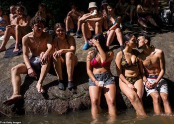 Për këta njerëz, Covid nuk ekziston (FOTO)