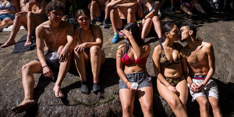 Për këta njerëz, Covid nuk ekziston (FOTO)