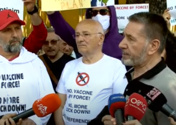 Protestë në Tiranë: Rama i shërben vëllazërisë së zezë. Pandemia është shpikje. Çipi do na kontrollojë mendjen