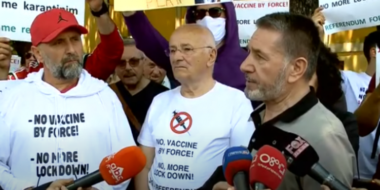 Protestë në Tiranë: Rama i shërben vëllazërisë së zezë. Pandemia është shpikje. Çipi do na kontrollojë mendjen