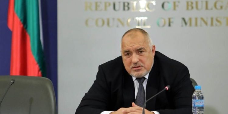 Kryeministri bullgar do të ndëshkohet për mosvendosje të maskës