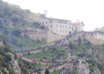 Nata në kishën e Laçit/ Myslimanë e të krishterë në kërkim të shpresës