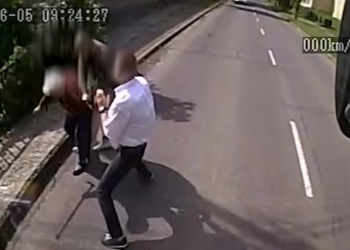 Shoferi hero ndalon autobuzin për të ndihmuar të moshuarën që po grabitej (VIDEO)