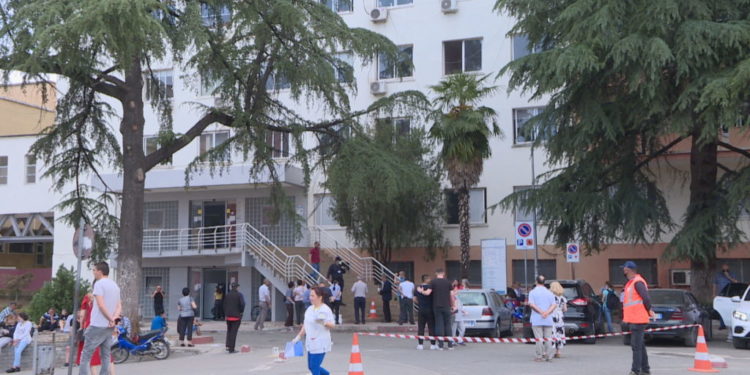 Çfarë po ndodh në Shqipëri/ Edhe 30-vjeçarë në spital me Covid. Specialistët: Virusi nuk është dobësuar