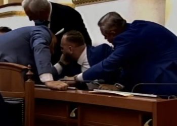 Plas sherri në Kuvend mes deputetëve të opozitës (FOTO)