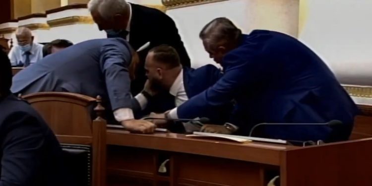 Plas sherri në Kuvend mes deputetëve të opozitës (FOTO)
