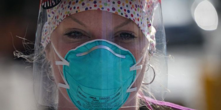 OBSH-ja me këshillë të re: Të vendoset maska në ambientet publike!