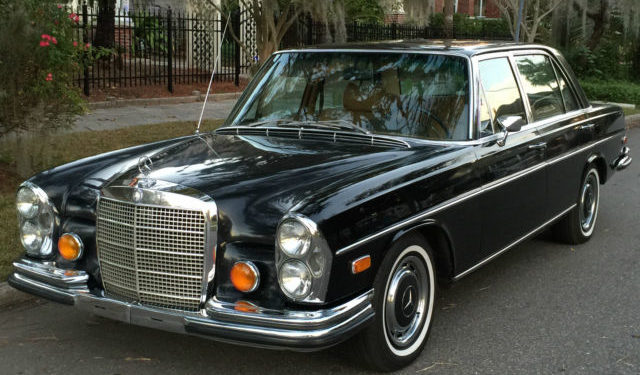 Brenda makinës luksoze të Enver Hoxhës, me këtë ‘Benz’ udhëtoi drejt Gjirokastrës. Diktatori ulej gjithmonë pas shoferit (VIDEO)