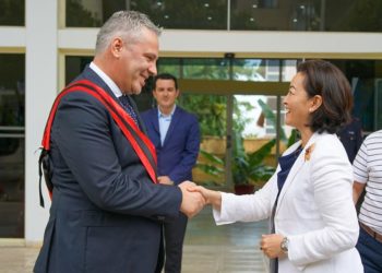 Kryebashkiaku i Sarandës ‘harron’ Covid, shtrëngon duart me ambasadoren e SHBA (FOTO)