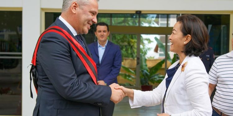 Kryebashkiaku i Sarandës ‘harron’ Covid, shtrëngon duart me ambasadoren e SHBA (FOTO)
