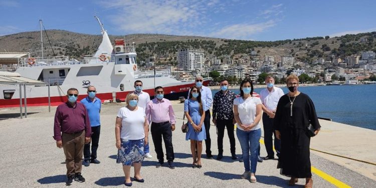 Me maska dhe në distancë, deputetët e Komisionit të Ekonomisë ‘zbarkojnë’ në Sarandë