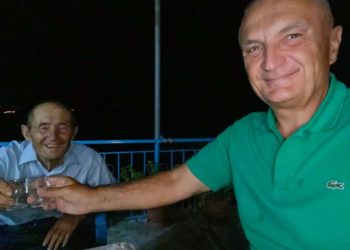 Presidenti Meta në Dropull, pi raki me babain e Vangjel Tavos