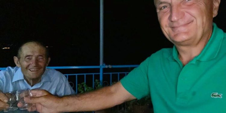 Presidenti Meta në Dropull, pi raki me babain e Vangjel Tavos