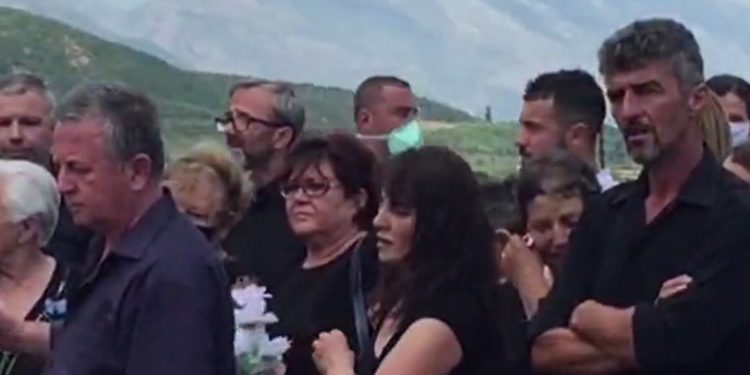 U vetëfljuan sepse besonin tek ringjallja, nënë e bijë iu jepet lamtumira e fundit në Përmet