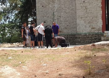“Kemi prova, janë larë njollat e gjakut”, familjarët e 16-vjeçares shkojnë tek kisha në Trikala dhe kërkojnë zbardhjen e ngjarjes (VIDEO)