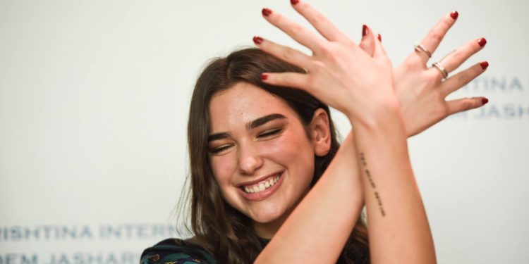 “U sulmua” pasi i tregoi botës flamurin e Shqipërisë etnike, Dua Lipa: Nuk kisha qëllim të nxisja urrejtje