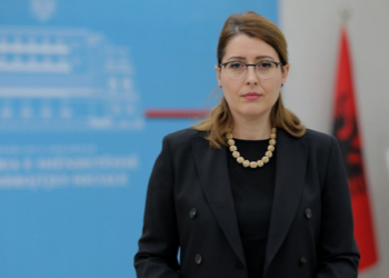 COVID/Ministrja Manastirliu i drejtohet të rinjve: Respektoni masat, sot në spital ka shumë qytetarë në moshën tuaj