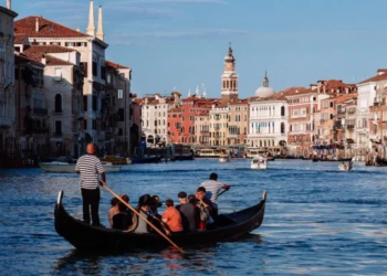 Gondolat në Venecia reduktojnë numrin e pasagjerëve/ gondolierët: Disa turistë të shëndoshë janë si ‘bomba që ngarkohen’