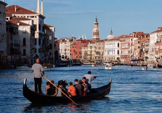 Gondolat në Venecia reduktojnë numrin e pasagjerëve/ gondolierët: Disa turistë të shëndoshë janë si ‘bomba që ngarkohen’