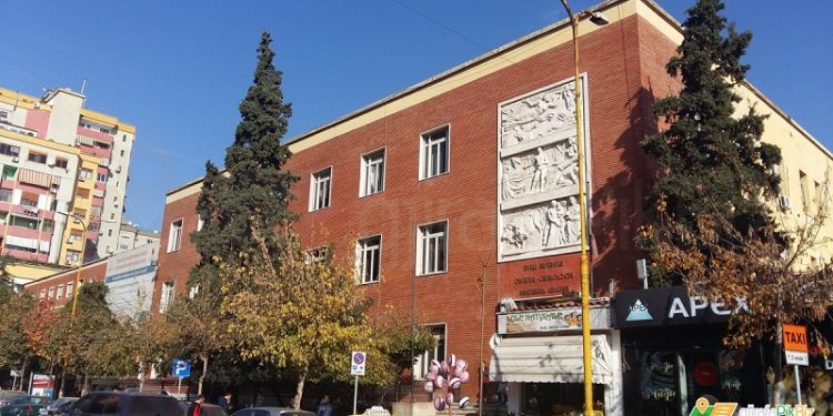 Mrekulli në maternitetin “Geraldinë”/ 27-vjeçarja pa disa organe sjell në jetë vajzën shëndosh e mirë