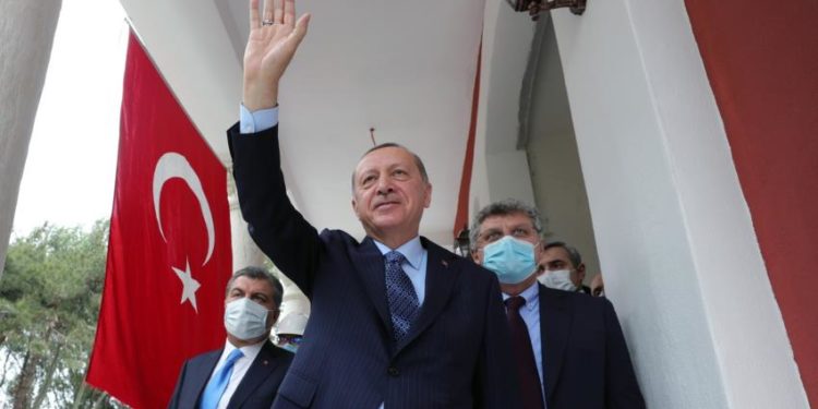 “Sulltani” nuk ndalet, gati ligji që kontrollon mediat sociale