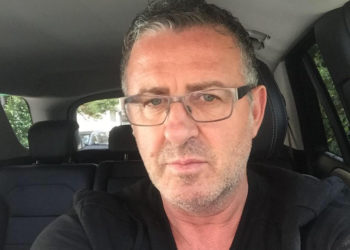 Aktori i humorit Agron Llaka surprizon bashkëshorten në 36 vjetorin e martesës