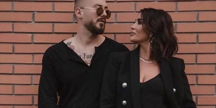 Publikuan lajmin se kishin filluar bashkëjetesën, dyshja ironizon portalet