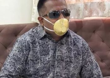 Biznesmeni mbrohet nga Covid me maskë ari 5 mijë dollarë (FOTO)