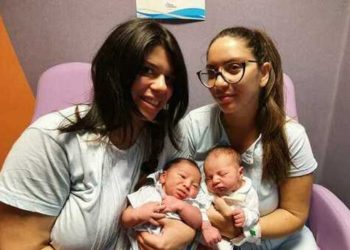 Dy motra binjake bëhen nëna në të njëjtën ditë