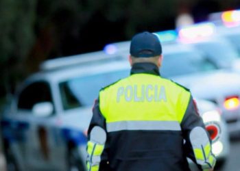 Skandali me dy policët/I kërkuan seks dhe para për ta ndihmuar për zhbllokimin e makinës