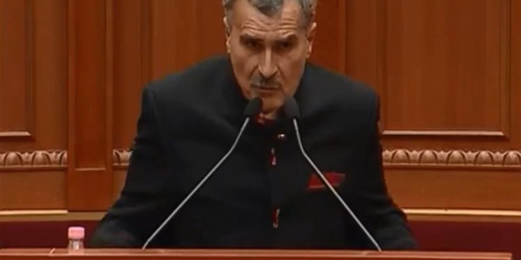 Kërcënon deputeti i Bashës: Silluni mirë se jemi gati për sherr, mund të hedhim ndonjë granatë në Kuvend