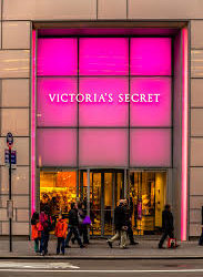 Disa dyqane të mbyllura dhe staf të shkurtuar, pandemia prek gjigandin e modës