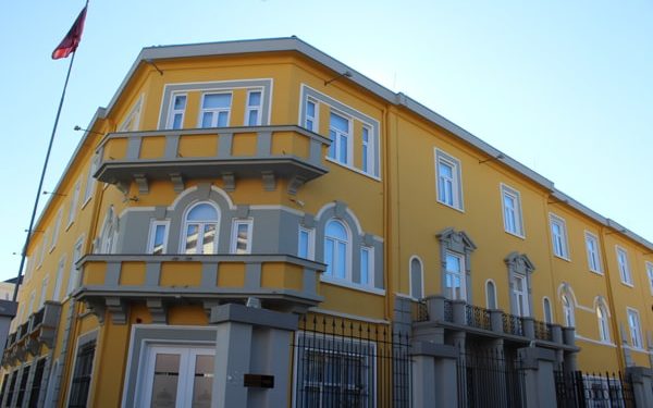 Ministria e Arsimit i drejtohet universiteteve: “Mos i penalizoni studentët për shkak të situatës”