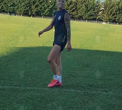 Një tjetër futbollist i Tiranës ndryshon “look”-un dhe bëhet biond