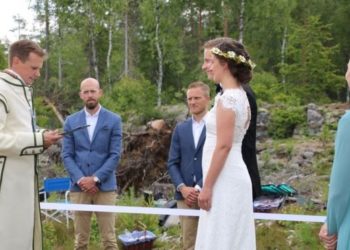 Dashuri në kohën e COVID/ Çifti martohet në kufi