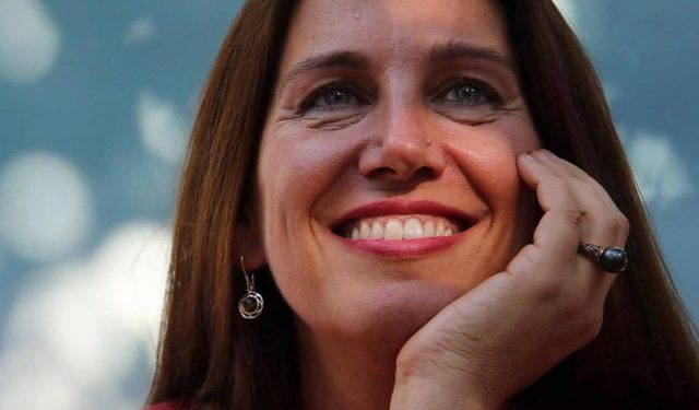 Kumbaro rrëfen një bisedë mes konsullit François Pouqueville dhe një kalimtari (përmetar) me frëngjishte perfekte