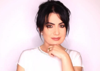 Gazetarja tallet keq me deputeten e Gjirokastrës që mori mandatin e Vangjel Tavos: Më vjen të ulëras, shihni CV-në e saj dhe krijoni vetë pritshmëritë