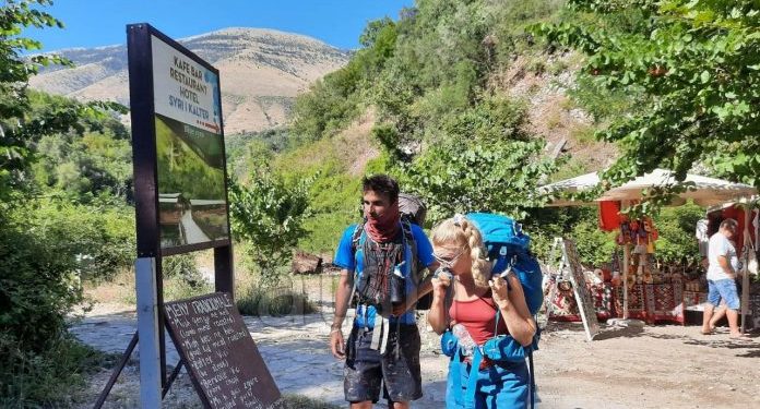 Syri i Kaltër tërheq vëmendjen e turistëve të shumtë vendas dhe të huaj