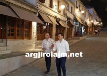 ‘Opinion’ në Gjirokastër, Blendi Fevziu nis xhirimet për emisionin që promovon qytetin e gurtë (FOTO)