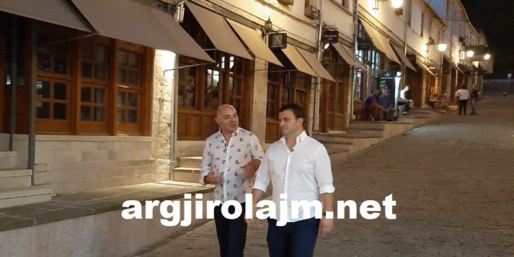 ‘Opinion’ në Gjirokastër, Blendi Fevziu nis xhirimet për emisionin që promovon qytetin e gurtë (FOTO)