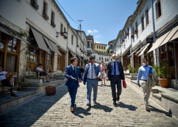 Ambasadori gjerman sot në Gjirokastër: Një shembull se si duhet të sillemi me Covid
