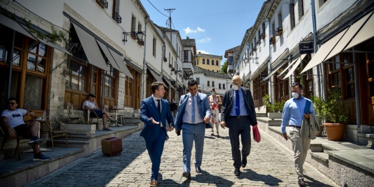 Ambasadori gjerman sot në Gjirokastër: Një shembull se si duhet të sillemi me Covid