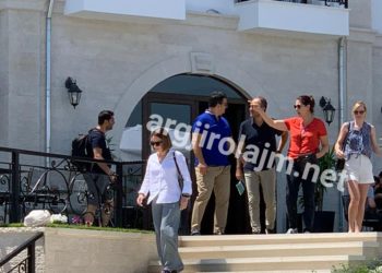 Ambasadori Soreca “kapet mat” me Kumbaron e Golemin tek hotel ‘Fantasy’ në Gjirokastër