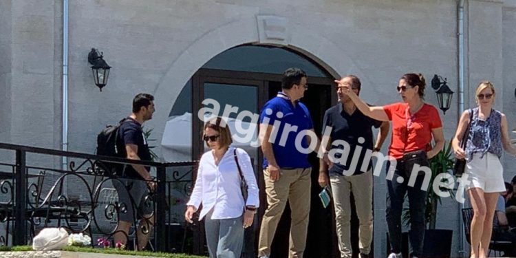 Ambasadori Soreca “kapet mat” me Kumbaron e Golemin tek hotel ‘Fantasy’ në Gjirokastër