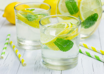 Si të përgatisni ujë detox në shtëpi