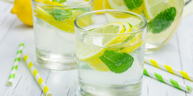 Si të përgatisni ujë detox në shtëpi