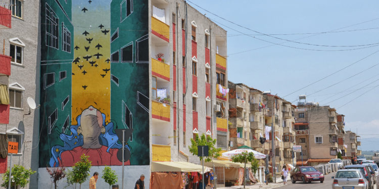 Çmenduri në Patos, burri hedh nga kati i dytë ish-bashkëshorten