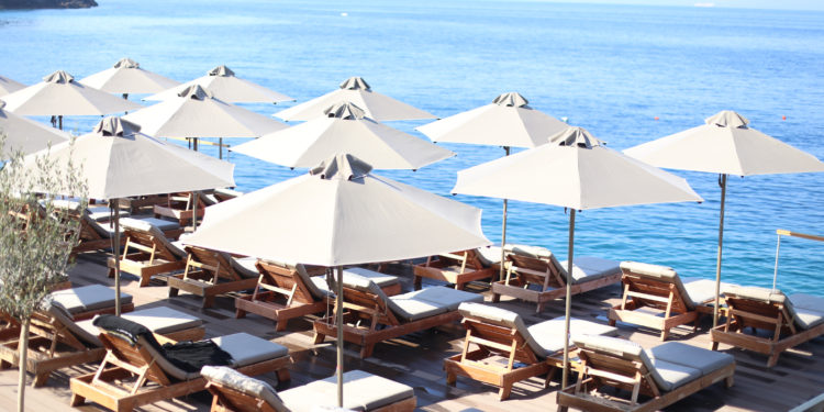 “Plas sheshit” në plazhin e Jalës, femrat shijojnë diellin topless (VIDEO +18)