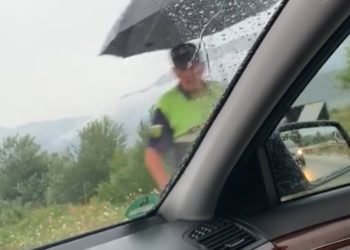 Aksident në Gjirokastër, makina del nga rruga tek kthesa e Viroit